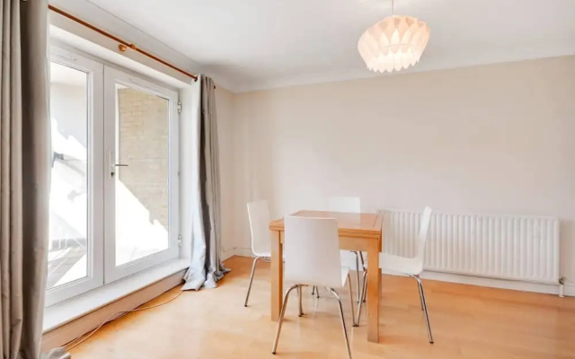 Modern 2bed, 2bath apt 1 Minute to Jubilee Line