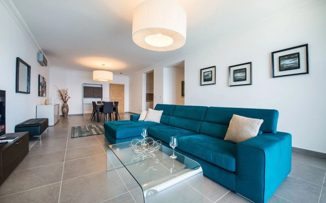 Seafront Luxury Apartment With Pool
