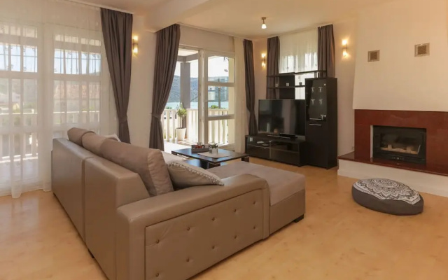 Lavish Villa in Poljica Near Sea