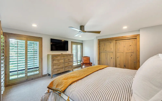 Cozy Sun Valley Townhome w/ Mountain Views!