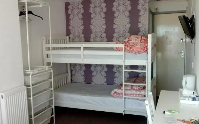 Arnies Hotel