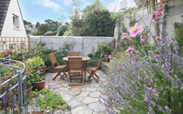 Detached House, 2 Bed, Sleeps 4, Parking