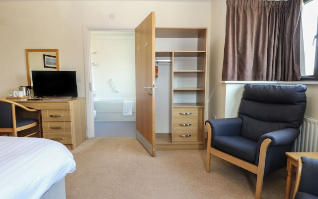 Marine Court First-floor Double Bedroom With Bathroom