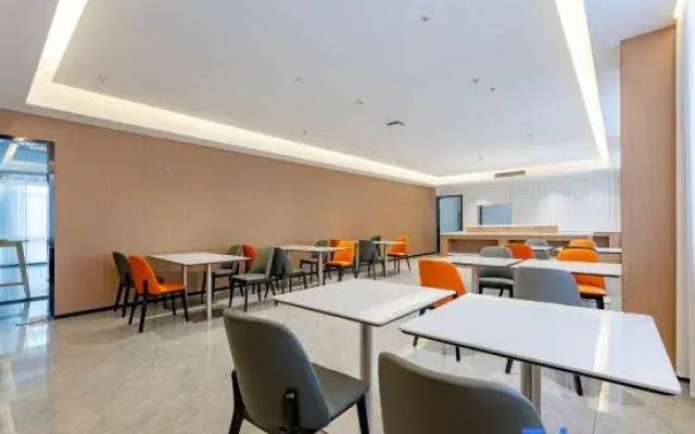 Qingmu Platinum Hotel (Nanjing Moling Subway Station)