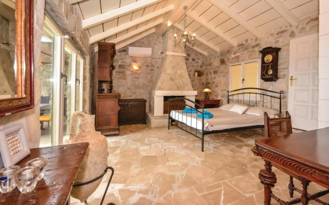 Beautiful Home in Podstrana With Wifi and 3 Bedrooms