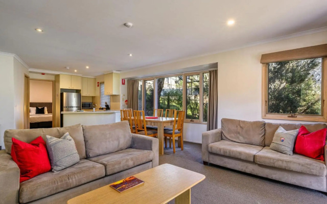 Lhotsky 1 Bedroom apartment with tranquil outlook and onsite parking