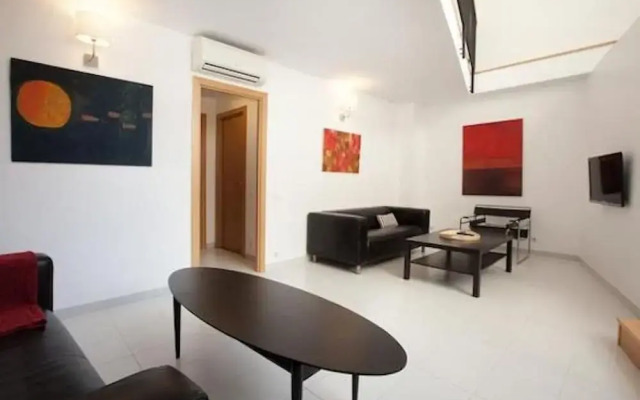 Spacious Apartment for Families Near Park Guell