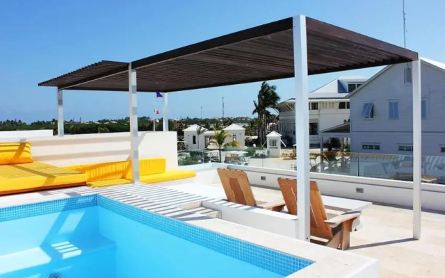 Casa Moderna Fresca 3 bedroom with Rooftop Dipping Pool
