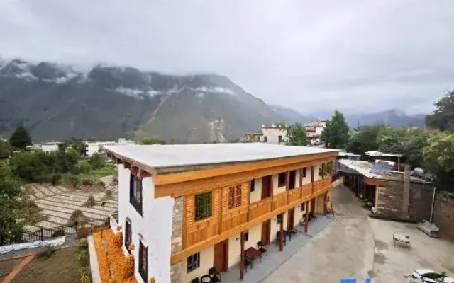 Heisha Zangmi Homestay (Zhonglu Tibetan Village)