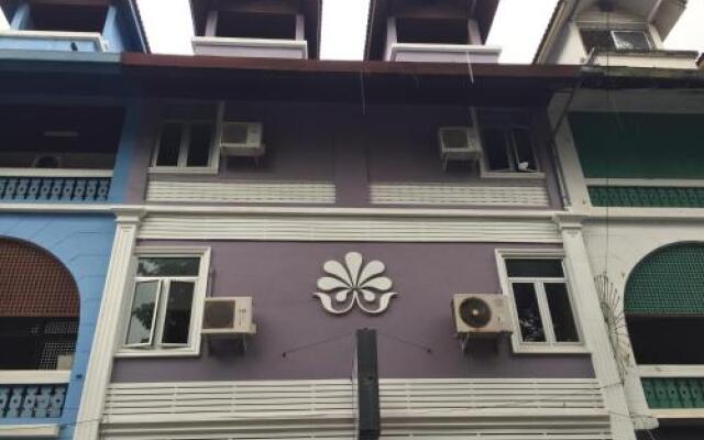 Отель Nawaporn Place Guesthouse Пхукет вид на фасад