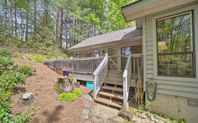 Scenic Sapphire Condo w/ Deck + Gas Grill!