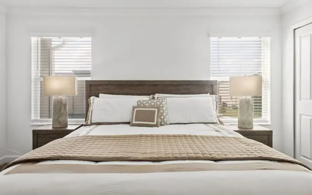 NEW King Bed Disney Contemporary Townhouse