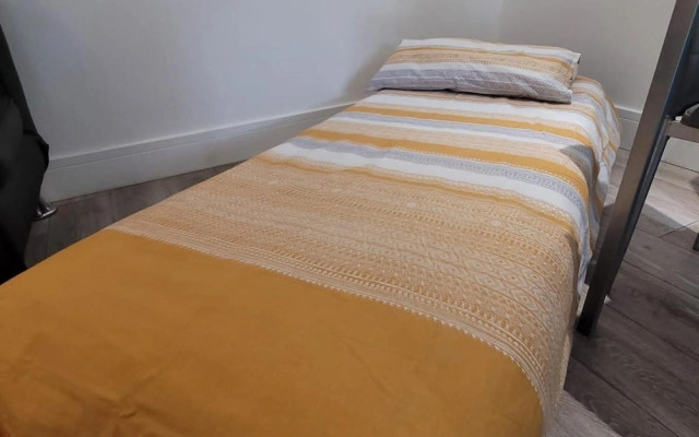 Apt - Sleeps 4/5 - Garden - Parking