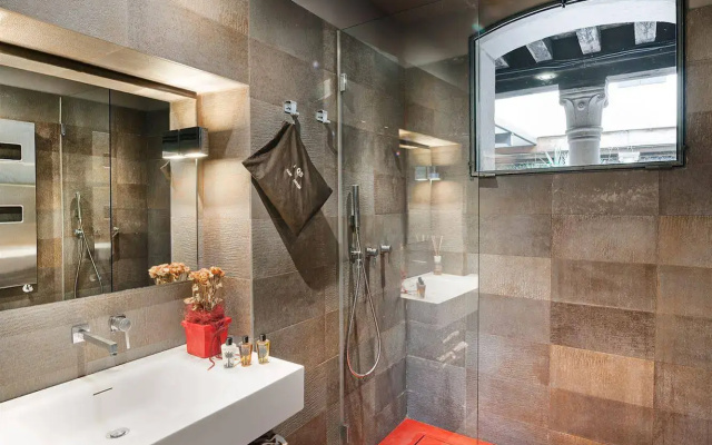 Charming House iQs