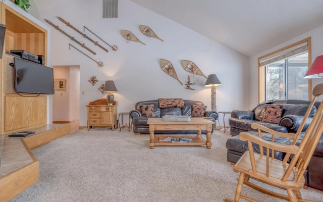 Tranquil Retreat with Outdoor Deck and Gas Fireplace - Inviting Haven