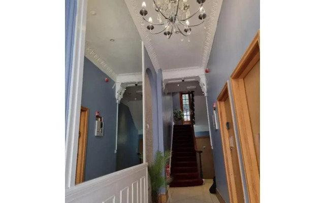 F103-1st Flr Mezzanine Studio Fit 3 Near Hyde Park