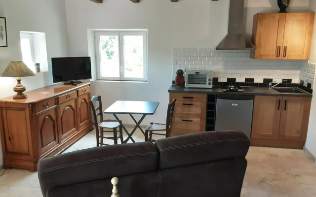 Charming stone Tiny House with communal pool, Chambonas