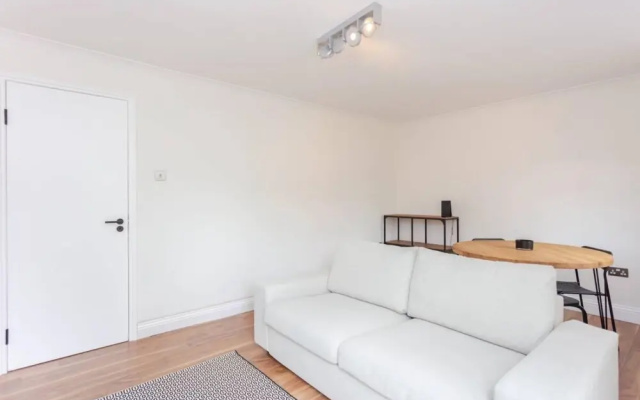 Bright 2 Bedroom House in Stratford With Garden