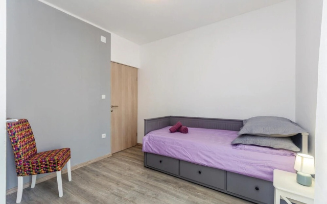 Nice Home in Pinezici with Hot Tub, WiFi & 4 Bedrooms