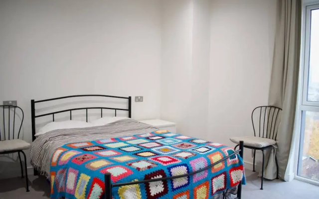 Modern 1 Bedroom Flat With Balcony Near Canary Wharf