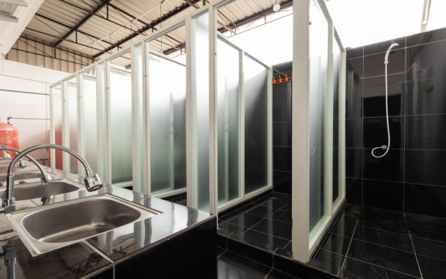 RedDoorz near Sun Plaza Medan 2