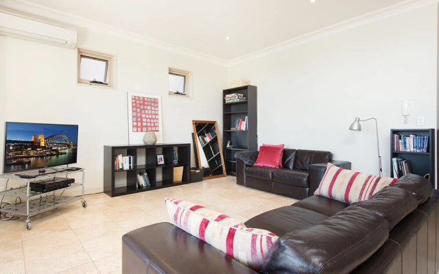 Stylish 2 Bdr Overlooking Parsley Bay H379