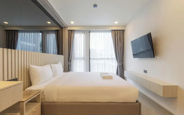 New Condo w Pool Gym Beach Nearby C247