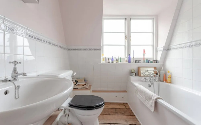 Spacious and Colourful 2 Bedroom Flat in Lambeth