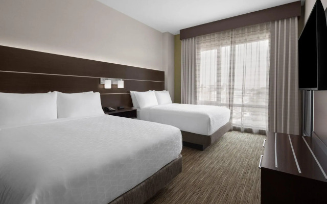 Holiday Inn Express & Suites Woodside LaGuardia Airport by IHG