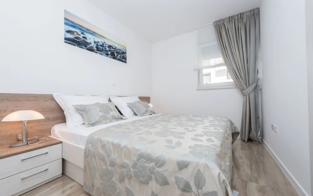 Apartments with Pool Villa Zora