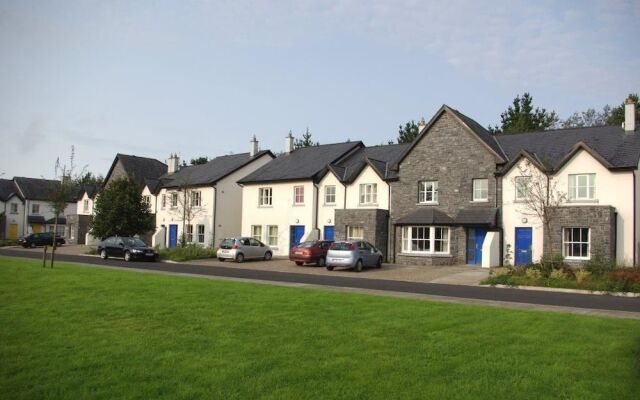 Отель Bunratty West Holiday Homes вид на фасад
