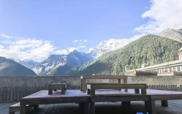 Yading Zhaxi Kongshu Tibetan Culture Theme Hotel