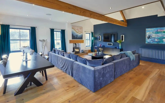 Host Stay The Lakehouse