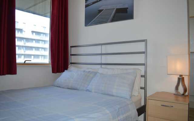Апартаменты 2 Bedroom Apartment With Balcony Overlooking River комната для гостей