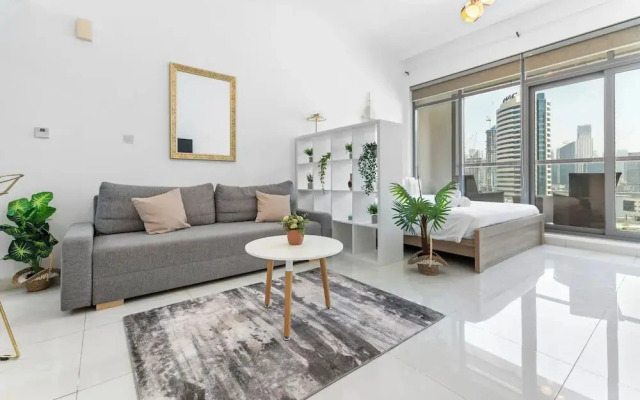 Waves - Executive Bay Studio: Canal View/Modern Amenities
