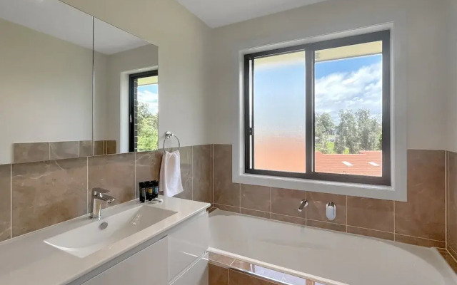 Spacious 4-bed House Near Batemans Bay Centre