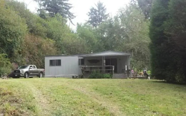 RedAwning 1960s Classic Mobile Cabin