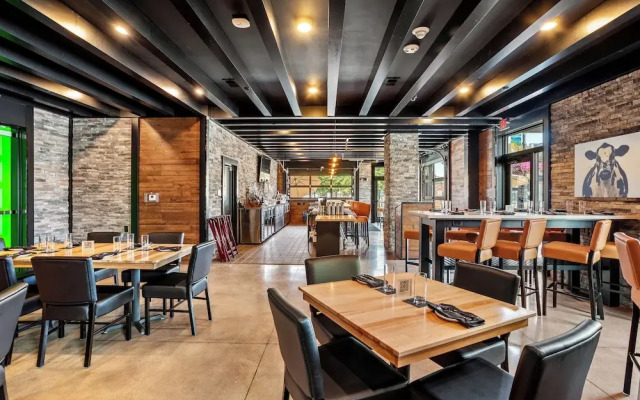 Cobblestone Hotel & Suites - Waukesha