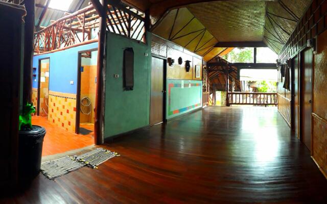 Отель Shanti Lodge Phuket вид на фасад