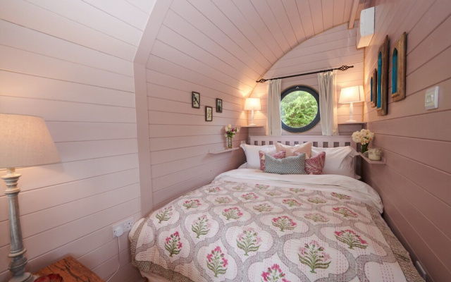 Cabins in Oxfordshire With Hot Tub & Meadow Views