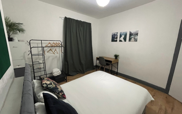 Large 4-bed Home, Free Parking, Near City Center