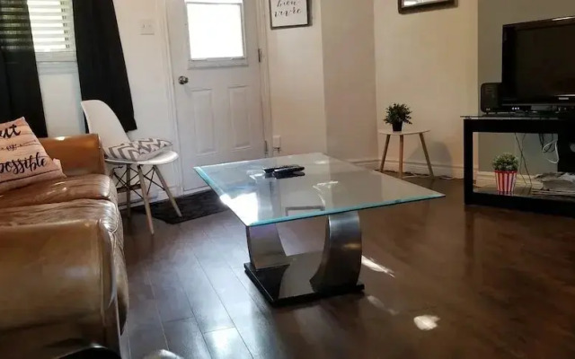 Stylish Apartment, One Bedroom, Parking, Near Everything
