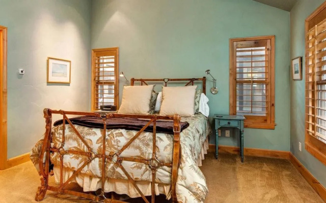 Town Lift Gem 4 Bedroom by RedAwning