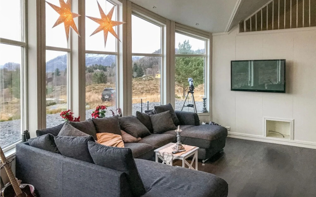 Stunning Home in Stadlandet With 4 Bedrooms and Jacuzzi