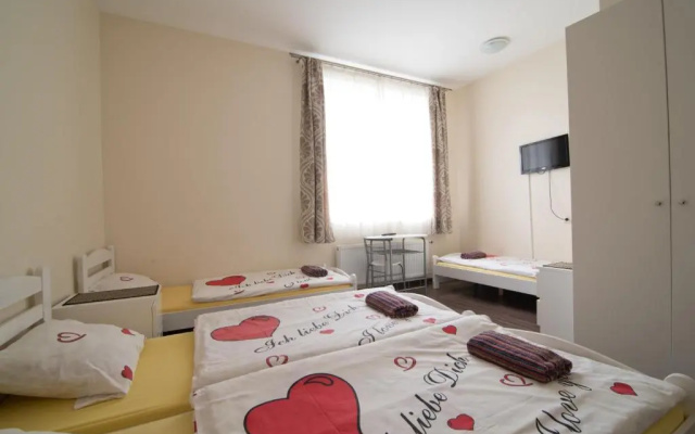Happy Hotel