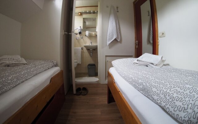 Отель Hotelboat Allure Нидерланды, Амстердам - отзывы, цены и фото номеров - забронировать отель Hotelboat Allure онлайн комната для гостей