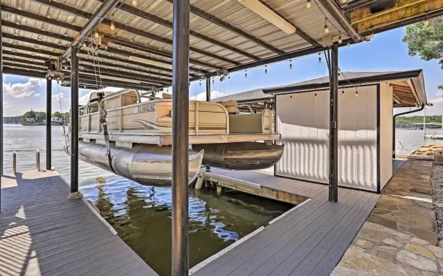 Lavish Lake House, Near Vineyards + Marinas!