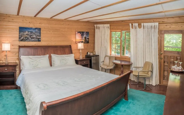 Cedarwood Lodge