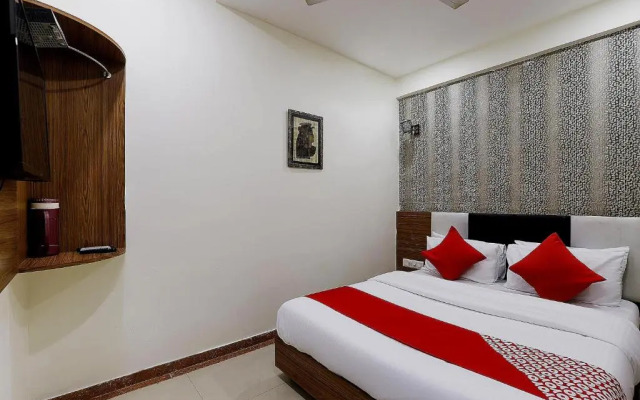 OYO 82033 Hotel Grand Plaza