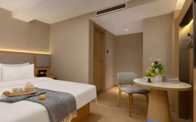Yijia International Hotel (Guanggu Pedestrian Street Guanshan Avenue Subway Station)